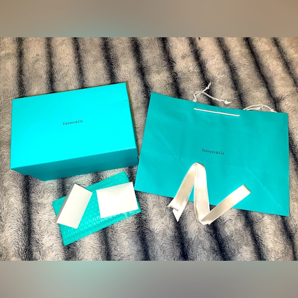 Tiffany & Co. Classic LARGE Gift Presentation Bundle
Box & Bag w/ Card, Ribbon